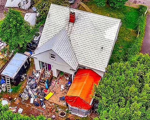 Based on this aerial image of the house illegally occupied by squatters, the new owner of this house will have some cleaning up to do.